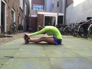 stretchen in de tuin wanderlotje nostalgie naar voorbereidingen eerste halve marathon