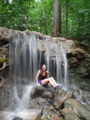 Douchen in een waterval in Khao Sok National park