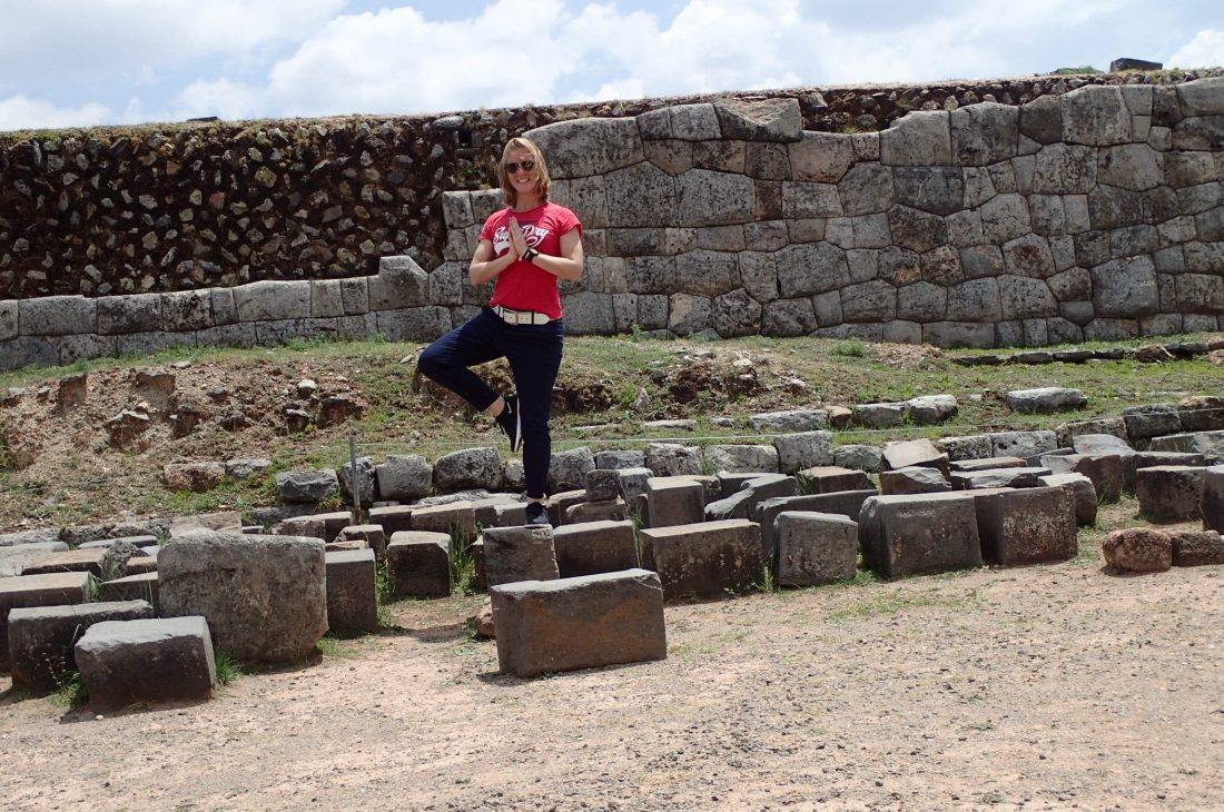 Buiten spelen tussen de inca ruines 