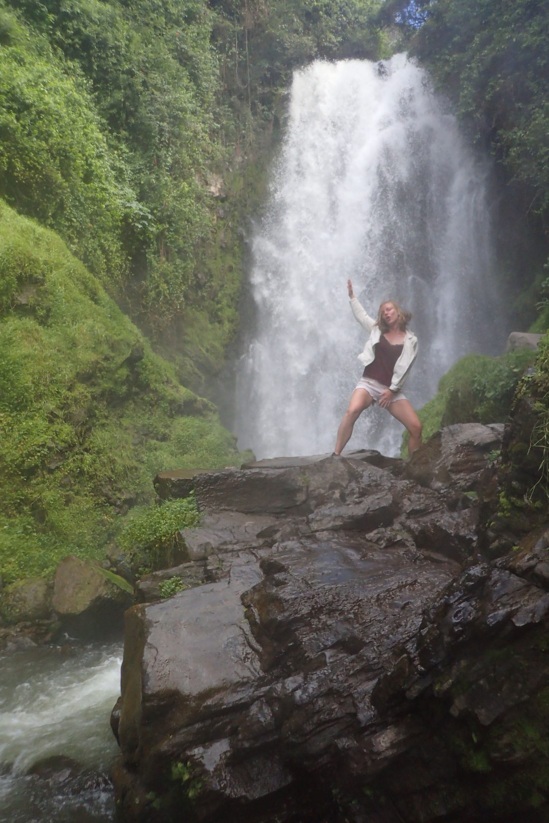 Douchen in een waterval is nog steeds the best - Peguche waterval - Otovalo - wanderlotje