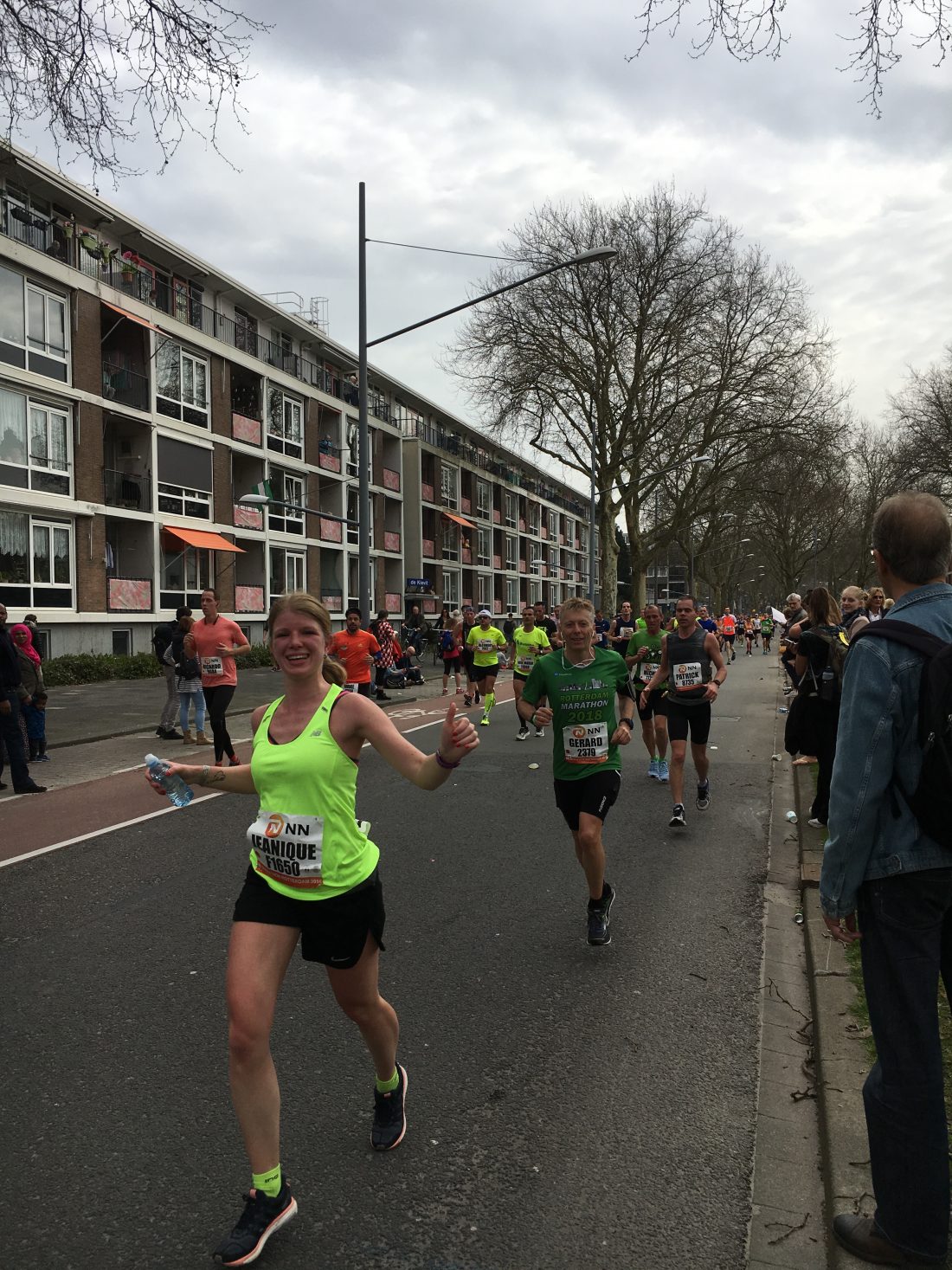 Running girl jeanique op km 14 - marathon rotterdam -gelpoes