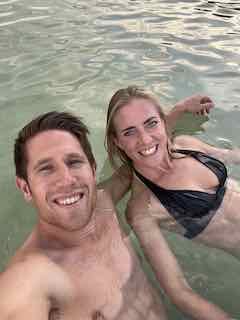 Samen drijven in de dode zee